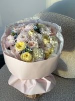 Букет из кустовых пионовидных роз, оксипеталума и хризантемы