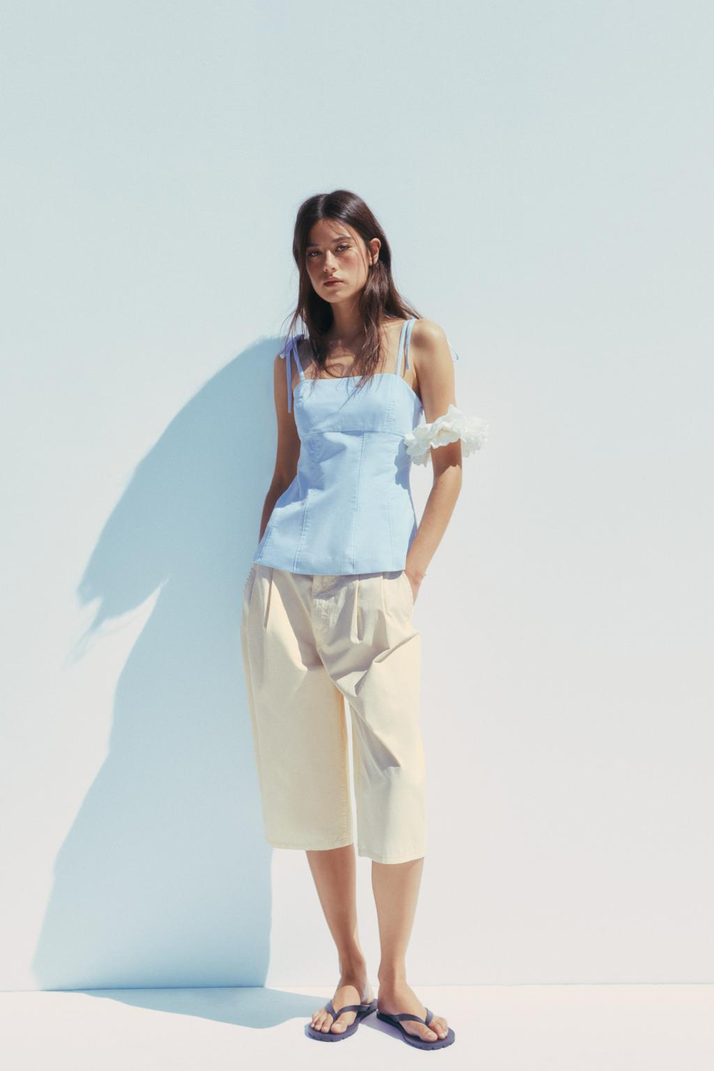 ZARA ТОП ОБЛЕГАЮЩЕГО КРОЯ С ЗАВЯЗКАМИ, НЕБЕСНО-ГОЛУБОЙ