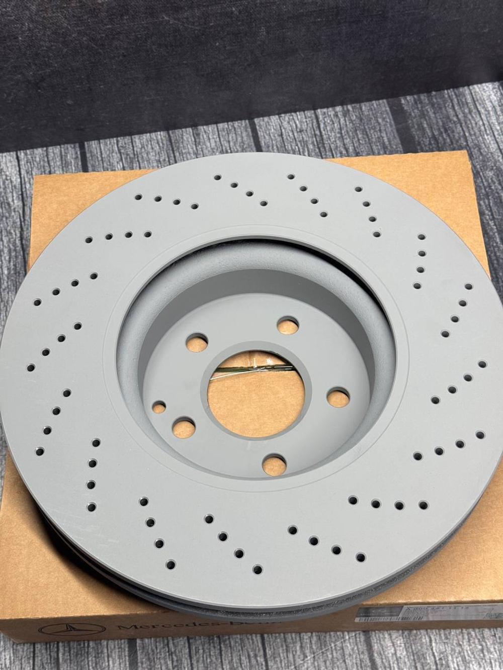 Тормозной диск передний Mercedes-Benz A0004211112