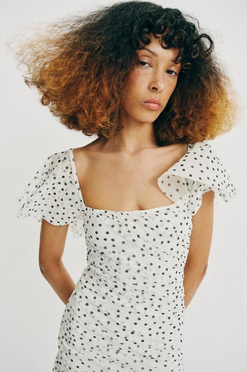 ZARA ПЛАТЬЕ МИДИ В ГОРОШЕК, БЕЛЫЙ/ЧЕРНЫЙ