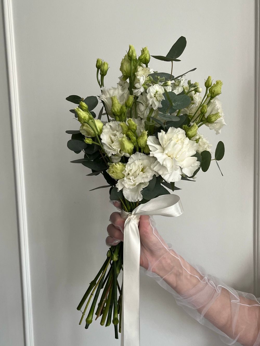 Свадебный букет из диантусов, лизиантуса, маттиолы и эвкалипта