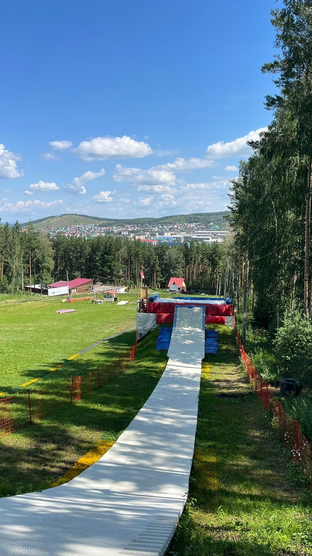 Летнее катание на сноубордах и лыжах