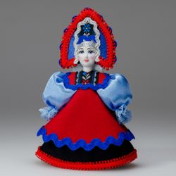 Малая подвесная кукла в двойном сарафане