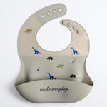 5385575 Нагрудник силиконовый, на кнопках, с карманом «Динозаврики», цвет серый