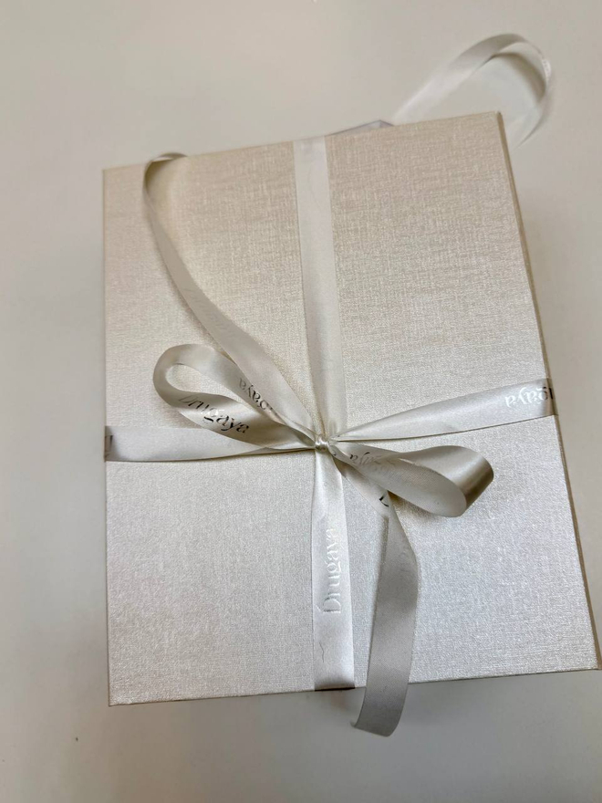 Коробка подарочная белая