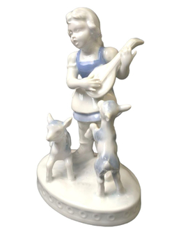 Статуэтка "Поющая девушка с лютней и ягнятами" Gerold & Co