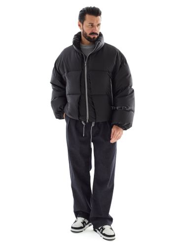 Короткий черный стеганый пуховик