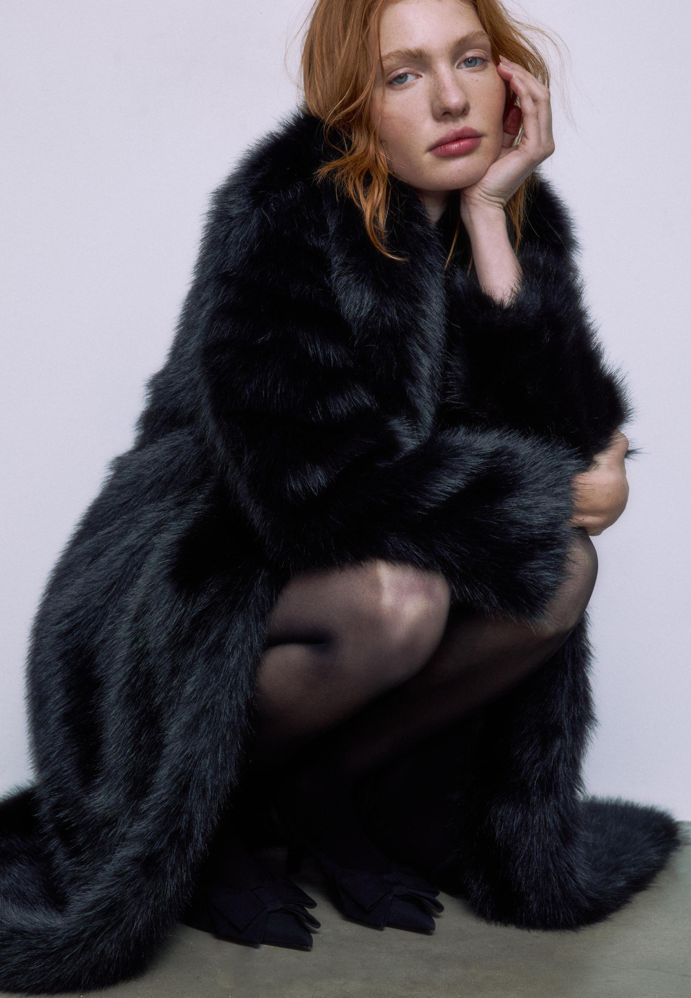 STRADIVARIUS Длинная искусственная шуба, черный