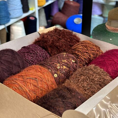 Атмосферный, теплый набор из итальянской фантазийной пряжи для свитера или кардигана "ГЛИНТВЕЙН"; состав: вспушенная альпака, пайетки, кидмохер, мягчайший меринос, хлопок; Общий вес: 540гр