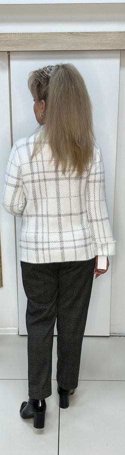 Красивый джемпер с ворсинками в клеточку