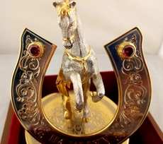 Конь с подковой "На удачу"  (Златоуст) с фианитами