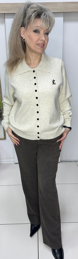 Светлый жакет на черных пуговках