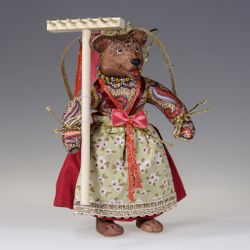 Ёлочная игрушка Медведица "Маша" с граблями