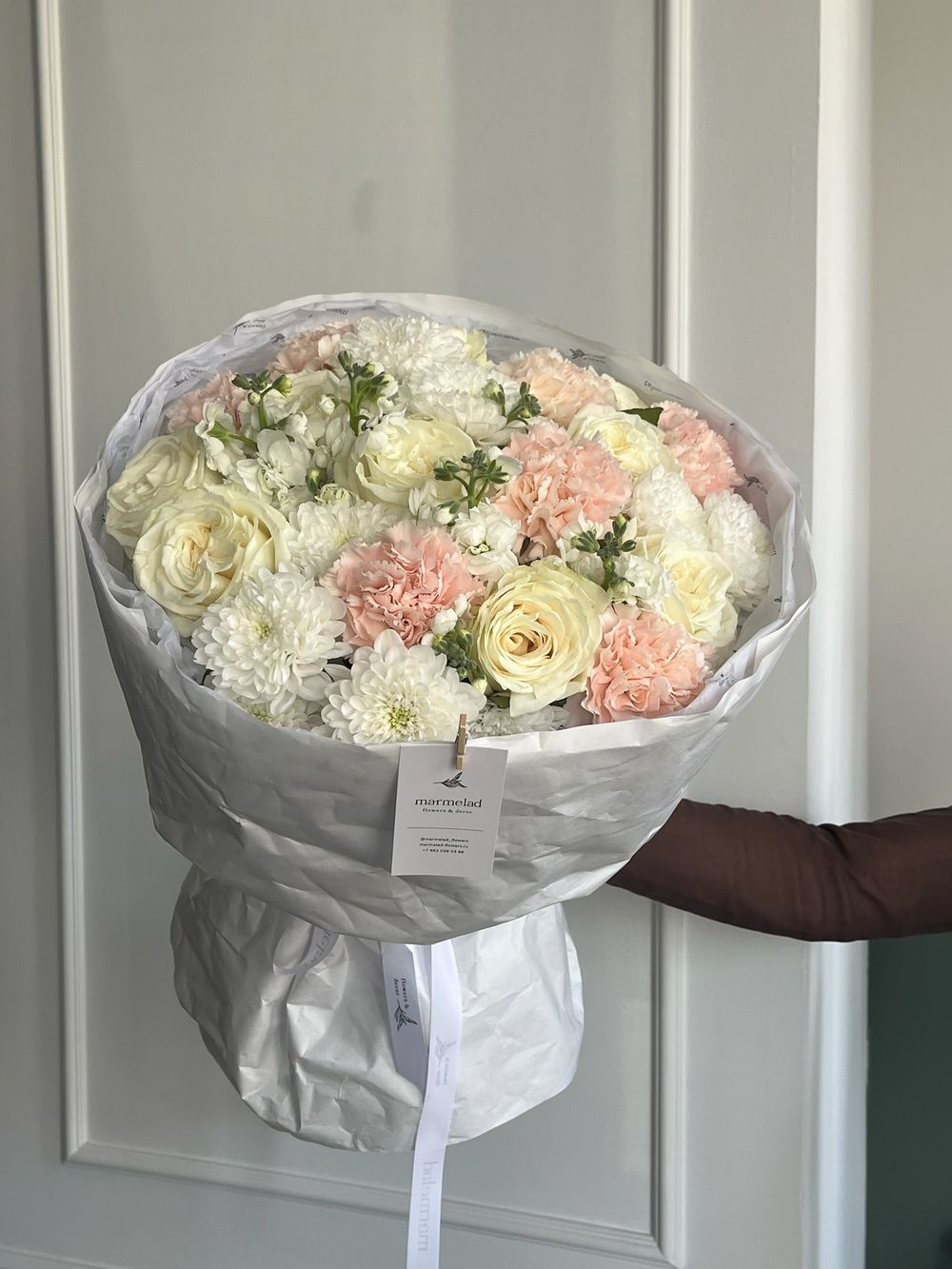 Сборный букет из хризантемы, маттиолы, диантусов и одноголовых роз