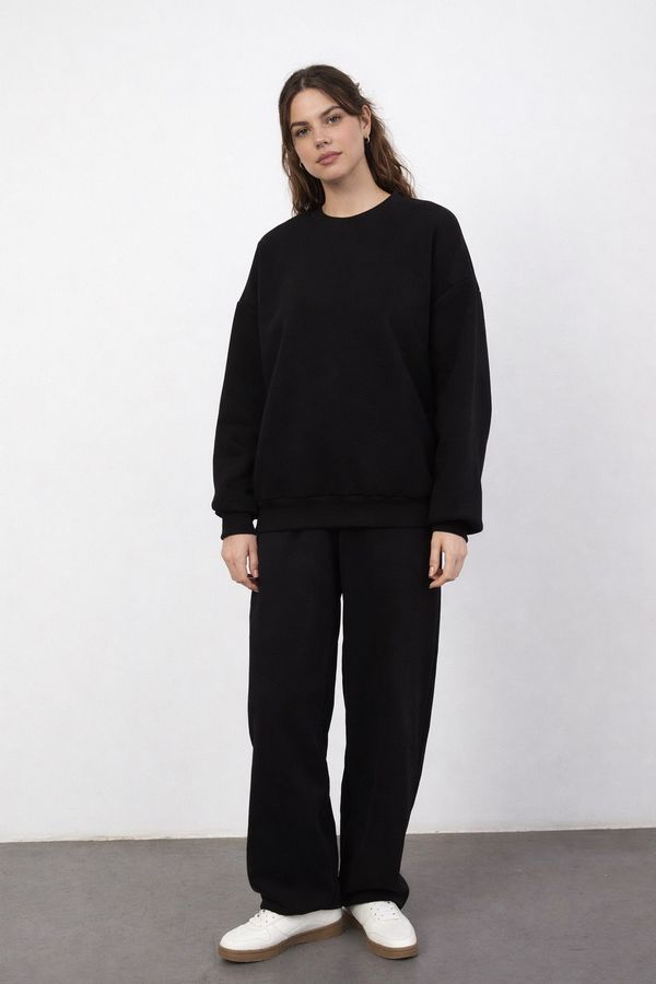 Утепленный свитшот черного цвета