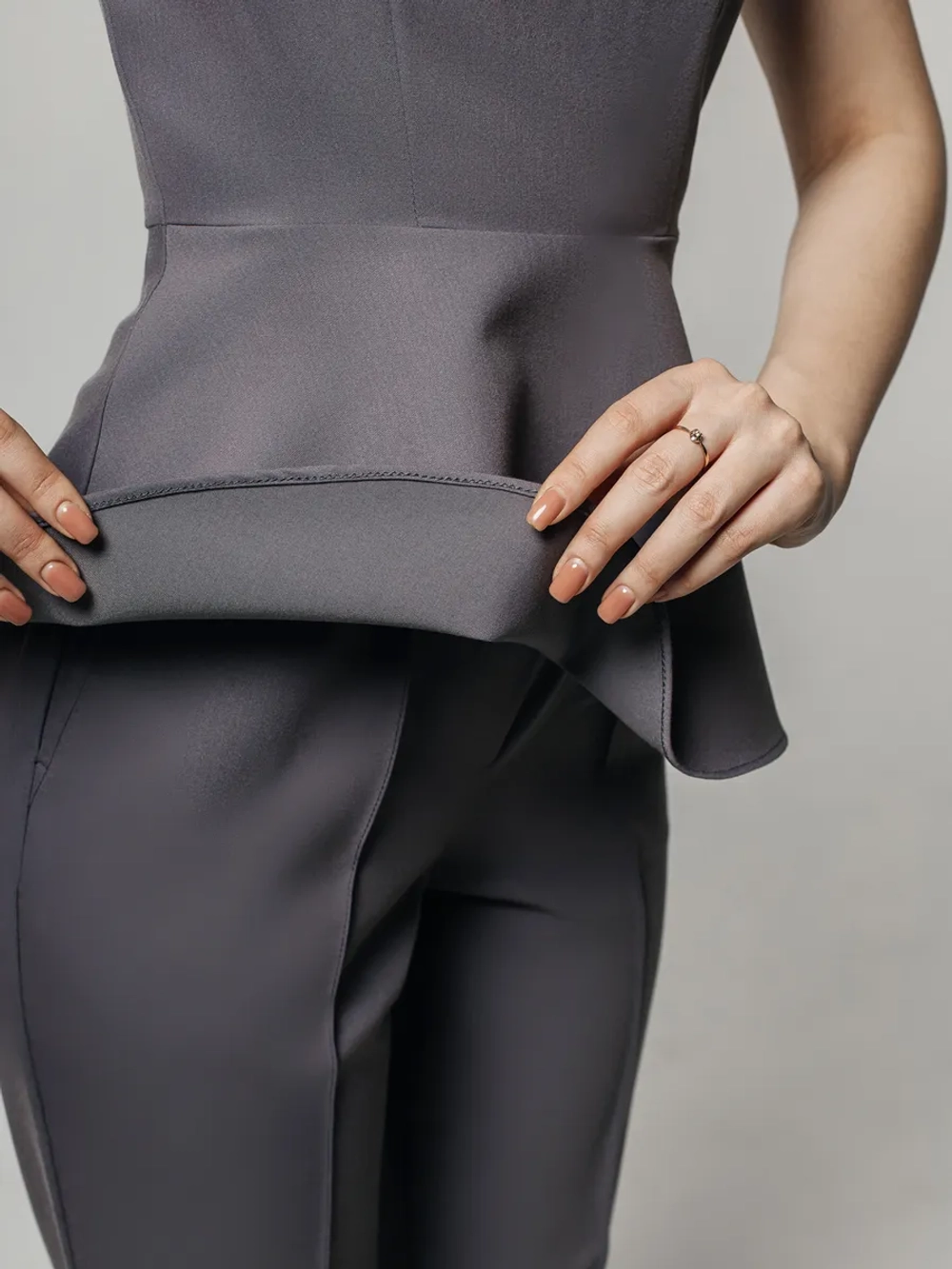 Блузка медицинская с баской серая стрейч