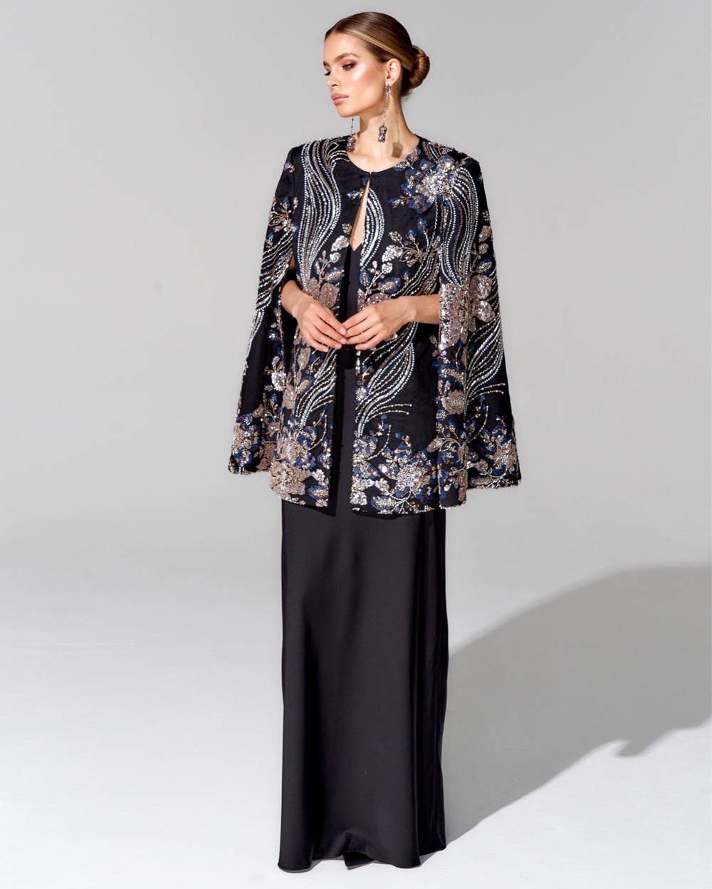 Кейп с вышивкой ручной работы