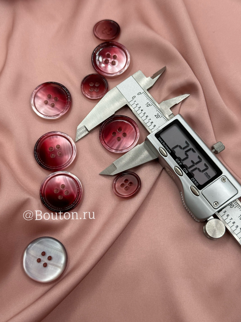 Пуговицы на прокол с градиентом красные