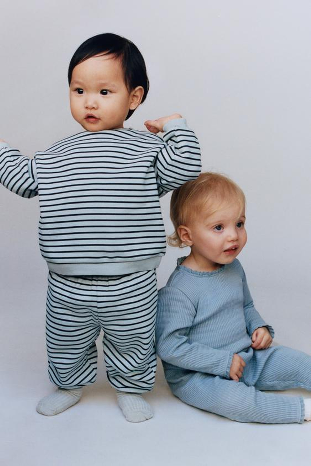 ZARA КОМПЛЕКТ ИЗ ТОЛСТОВКИ И БРЮК-ДЖОГГЕРОВ В ПОЛОСКУ, ВЫЦВЕТШИЙ СИНИЙ