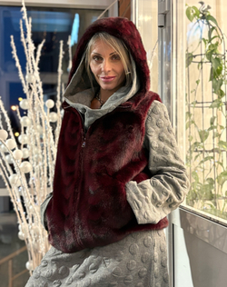 Жилет с капюшоном /бордо