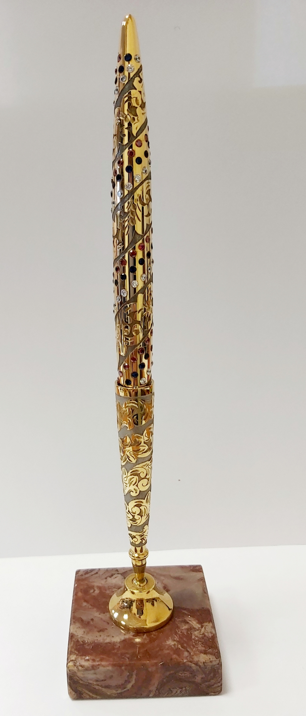 Золотая ручка "Триколор" Златоуст на подставке из яшмы