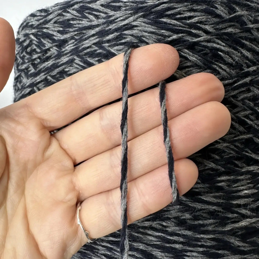 SOFTYAK - Millefili; 77% меринос, 8% як, 15% п/а; 260м/100гр; col. 129623, скрутка из нитей серого и темно-синего цвета; S704