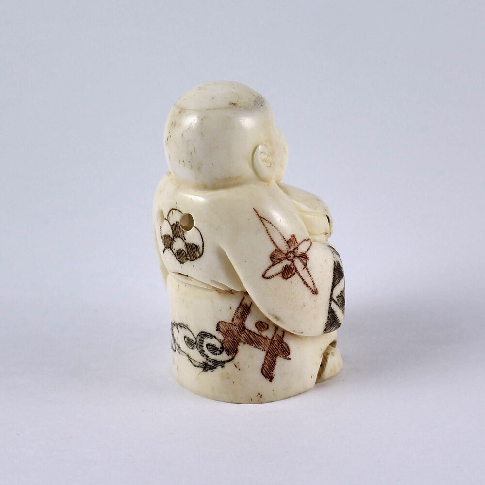 Нэцкэ Молодой монах с книгами