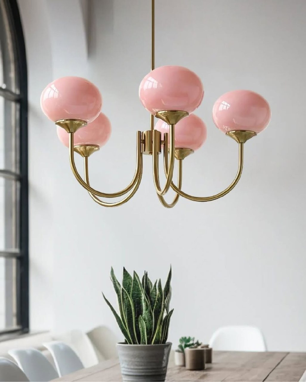 Элегантная люстра с глянцевыми розовыми плафонами и изящным золотым каркасом.