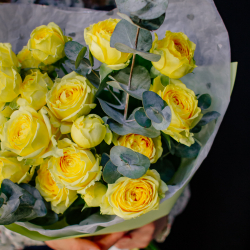 37. Сочный моно-букет из кустовых пионовидных роз