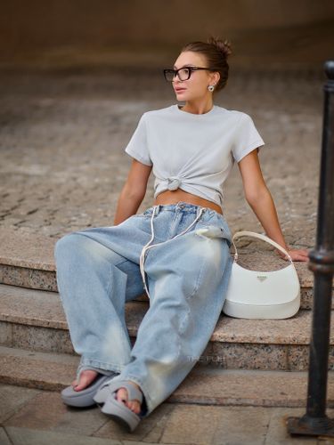 Голубые джинсы-трансформеры с потертостями