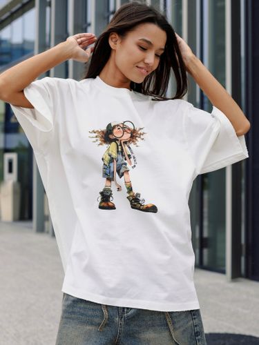 Белая женская футболка оверсайз с принтом и эффектом потертого края