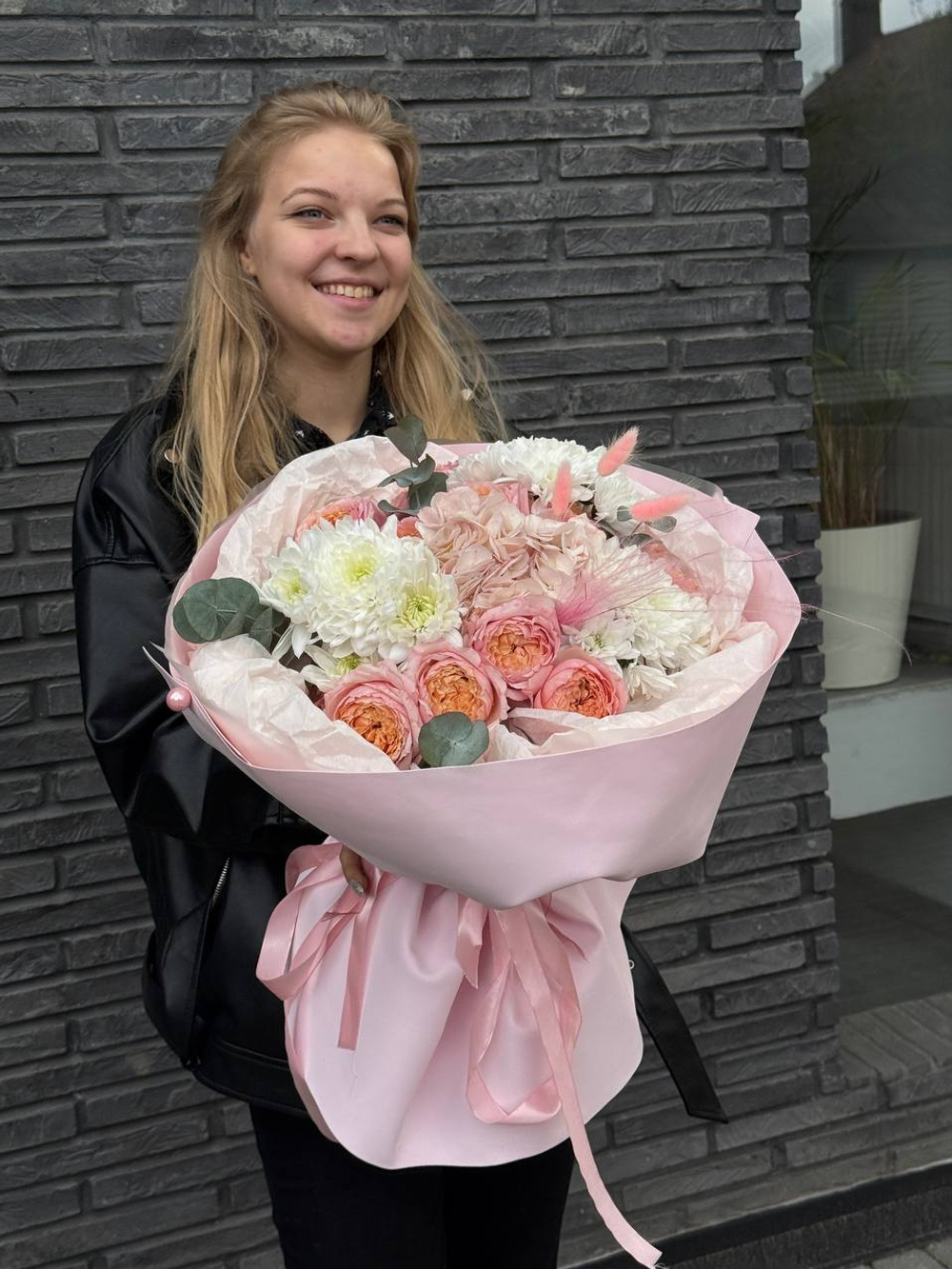 Букет с пионовидной розой, гортензией, хризантемой, эвкалиптом и сухоцветами ( лагурус и стифа )