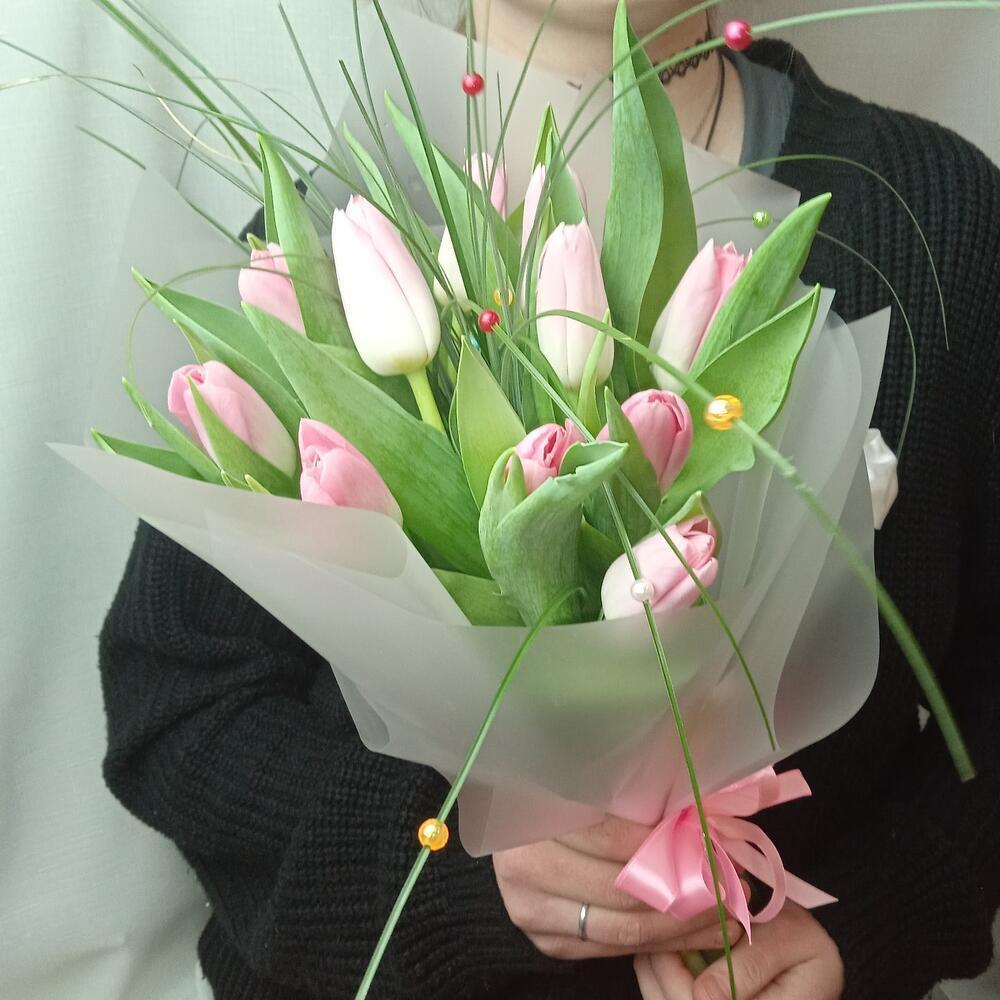 Букет розовых тюльпанов 11 шт. с берграсом в матовой пленке