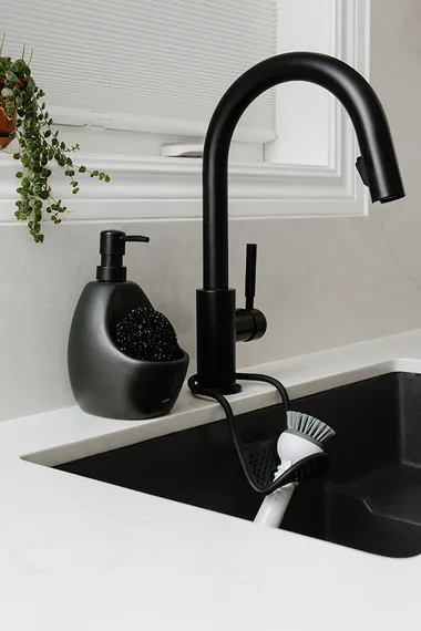 Диспенсер для мыла с подставкой для губки Joey 590 мл, черный