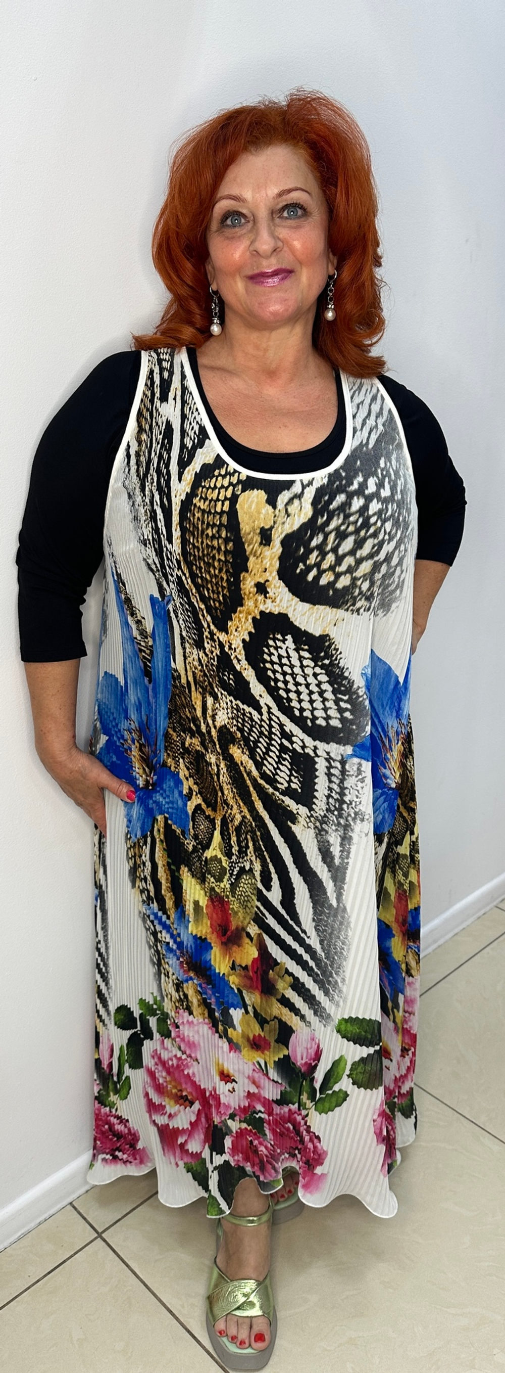 Двойка: черное трикотажное платье+ яркий сарафан