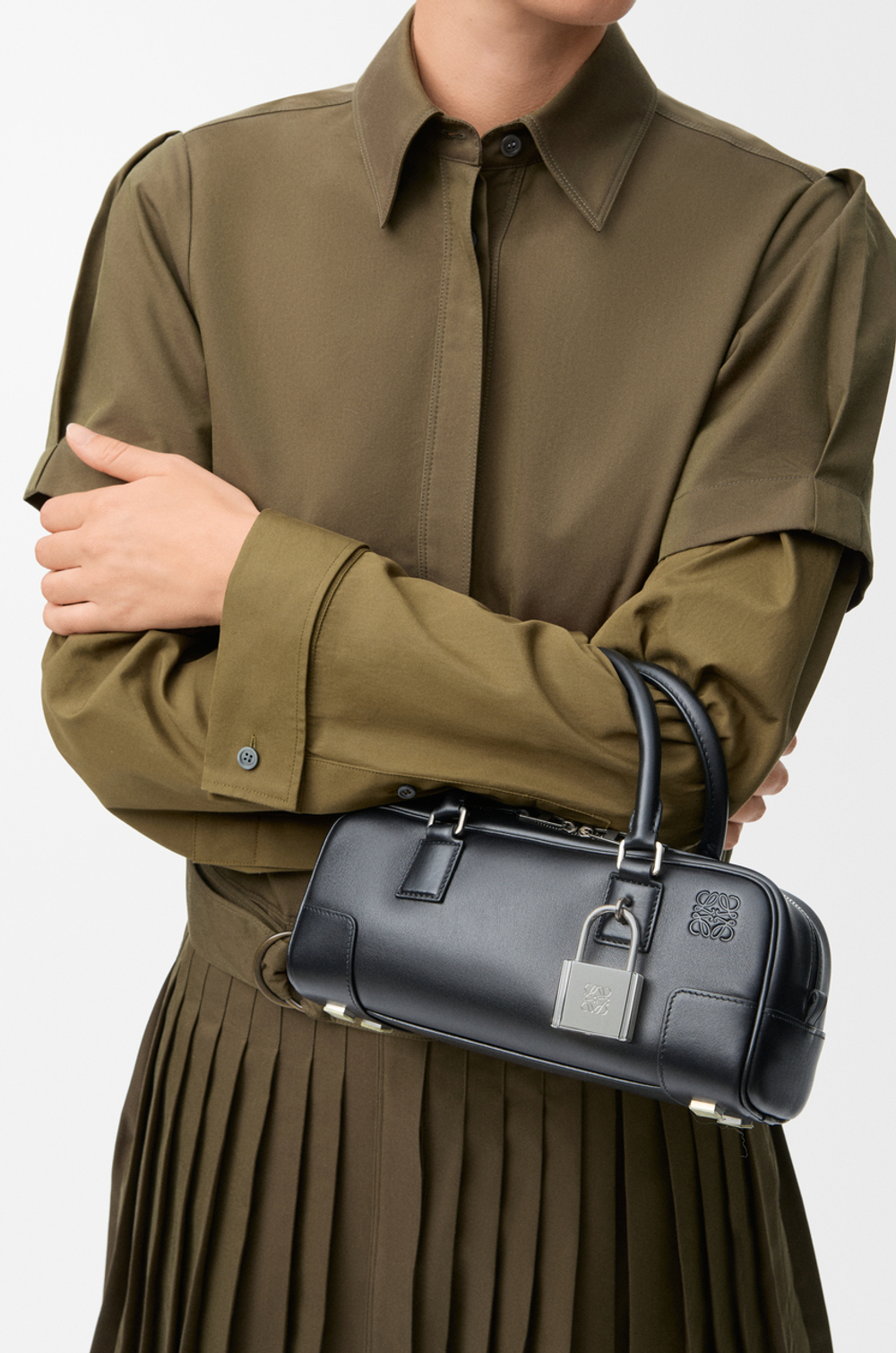 Loewe Укороченная сумка Amazona 23 из блестящей телячьей кожи, черный