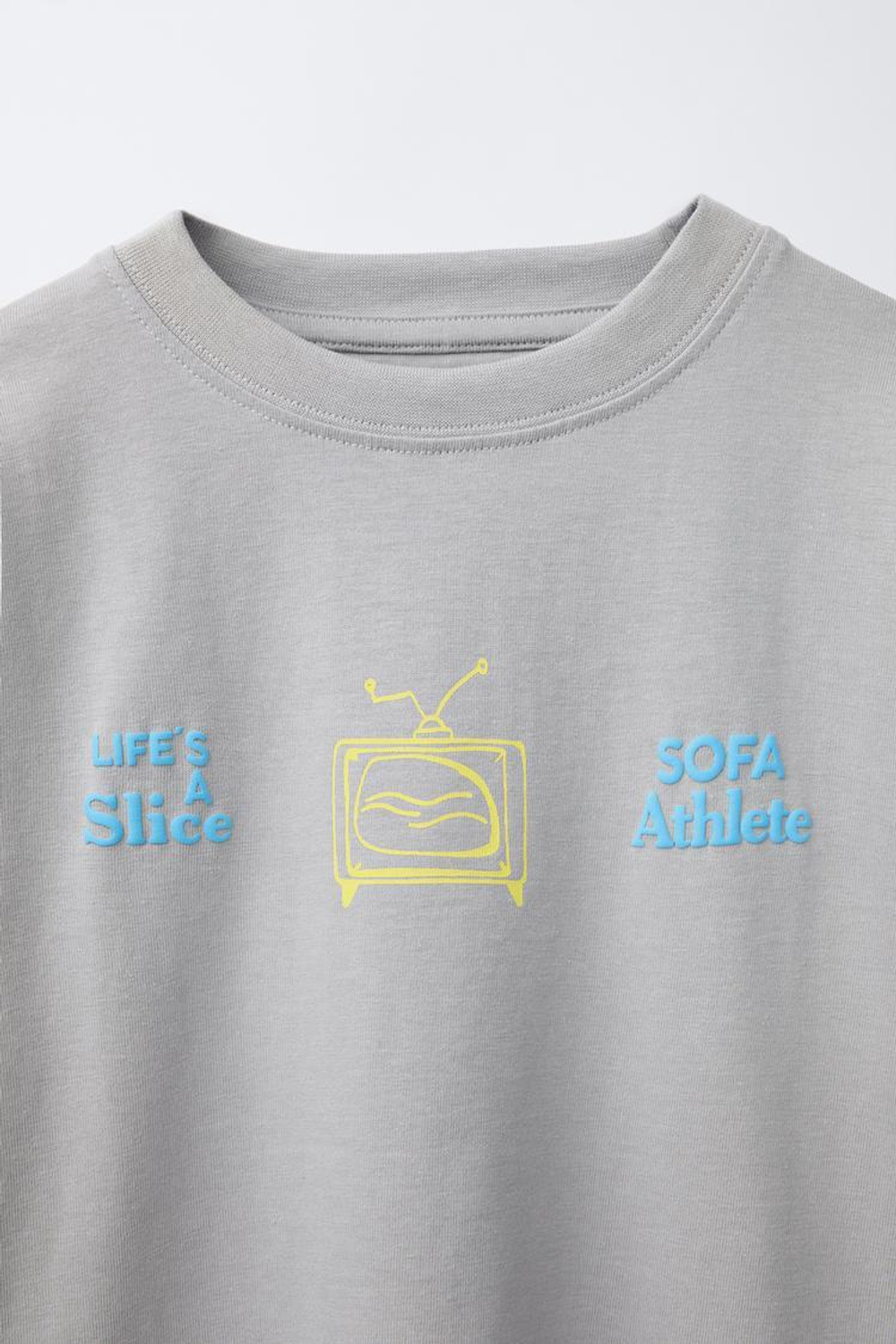 ZARA ФУТБОЛКА С НАДПИСЬЮ И НАШИВКОЙ, СЕРЫЙ