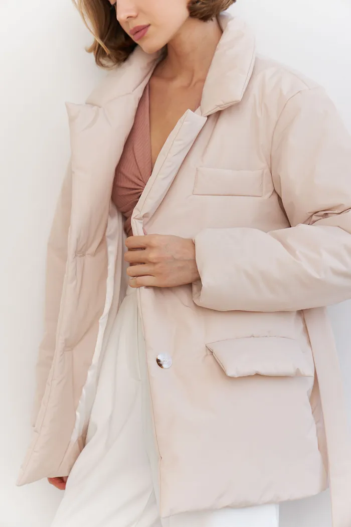 Куртка-пиджак на поясе цвета экрю