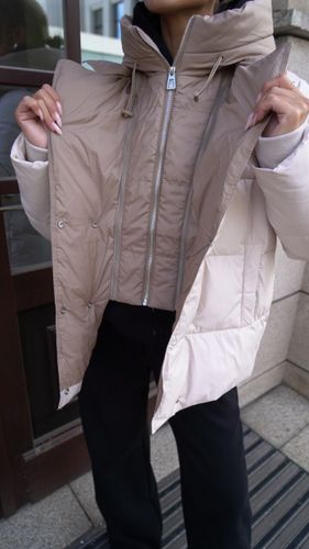 Светло-бежевый пуховик с капюшоном