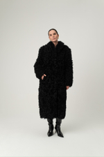 Длинная чёрная шуба