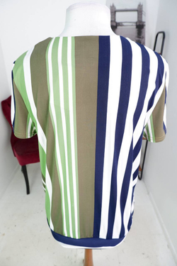 Блузка приятная к телу, визуально на 50 размер