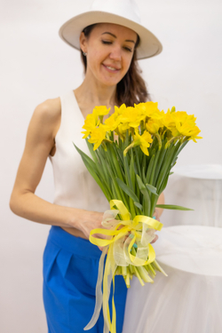 Букет из 50 солнечных нарциссов