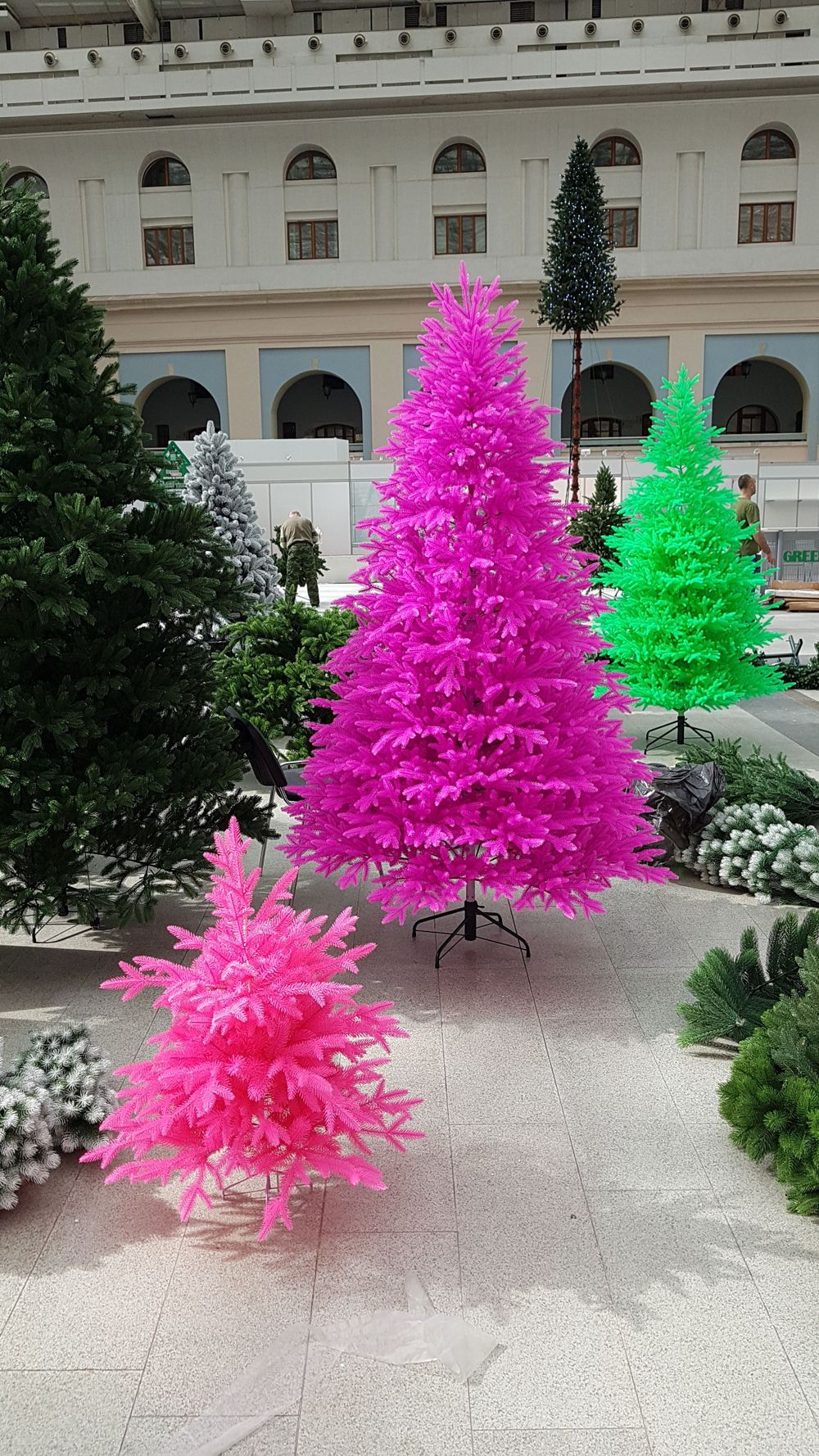 Искусственная елка «Фэнтези фуксия» (Литая хвоя) от 1,5 м до 3 м