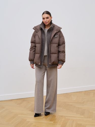 Короткий коричневый пуховик с шерстяными вставками