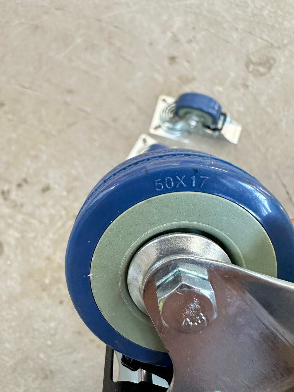 Колесо серое резиновое поворот. с тормоз. ( металл) 50 мм (SCGB(M)25