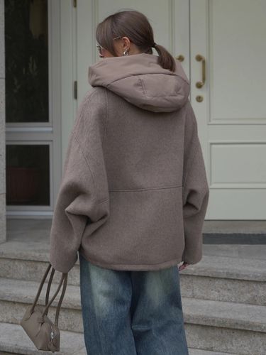 Коричневая куртка без утеплителя с объёмным капюшоном