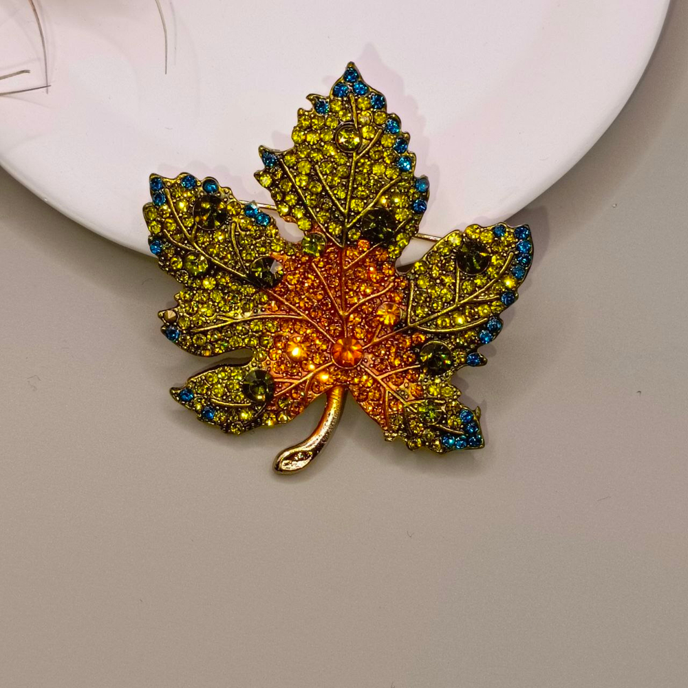 Брошь "Кленовый лист"