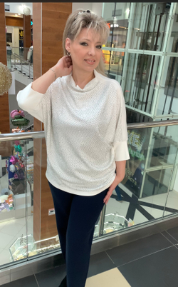 Белый нарядный джемпер со стразовым принтом