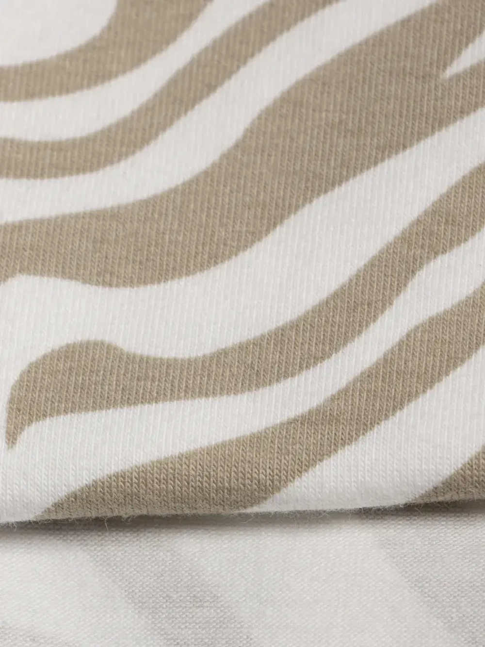 Бежевый костюм для девочки на осень