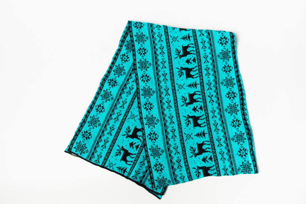 Вязаный шарф черно-бирюзовый с карельскими узорами